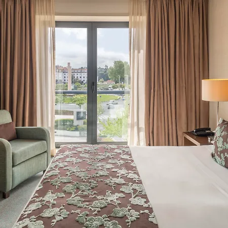 מלון Dom Goncalo & 4*